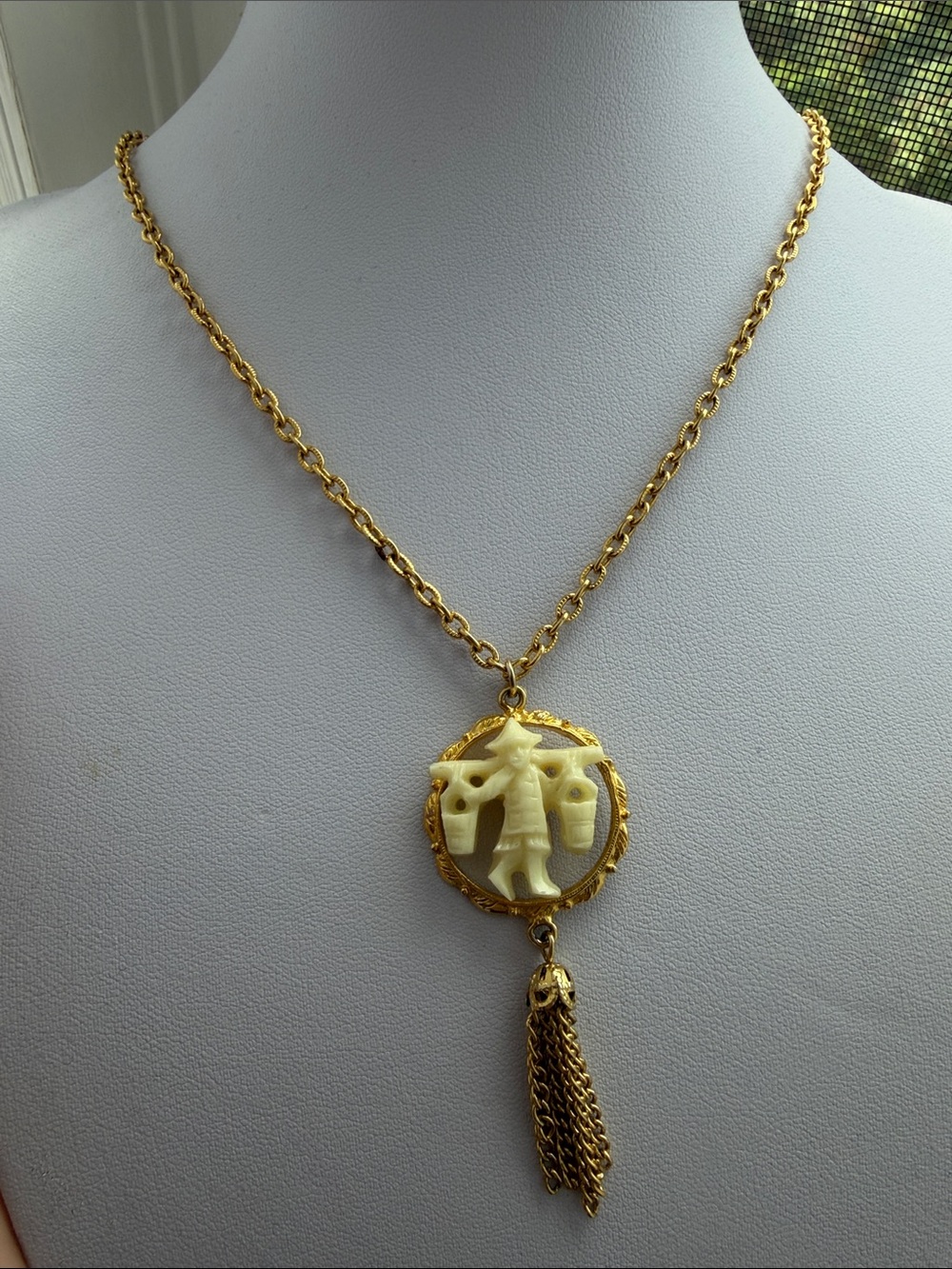 Vintage Gold‑Tone Carved Pendant Necklace with Tassel – Statement Piece